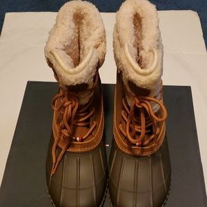 Nwt Tommy Hilfiger duck boots size 9